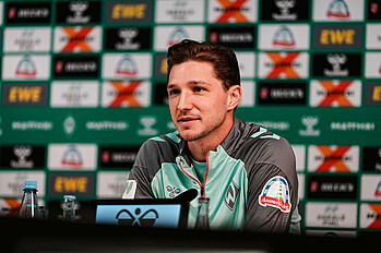 null Niklas Stark auf dem PK-Podium.