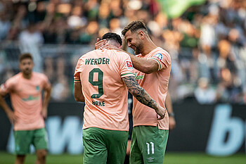 null Niclas Füllkrug freut sich mit Oliver Burke.