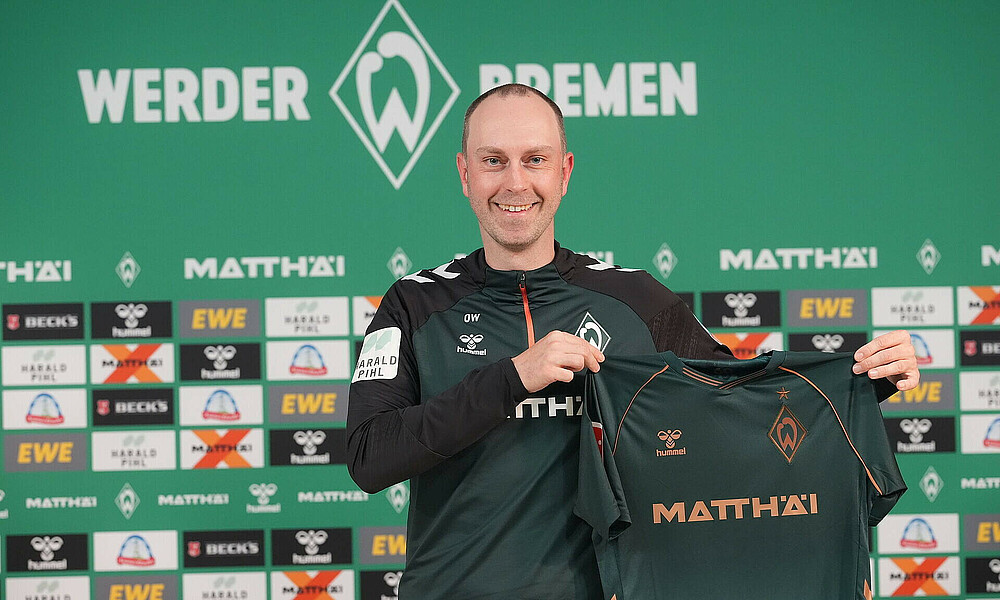 Cheftrainer Ole Werner präsentiert das neue Third Trikot 2025/26 auf der Pressekonferenz
