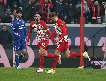 null Höler jubelt mit Teamkollege Grifo.