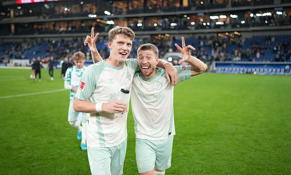 Stage und Weiser jubeln in die Kamera. 