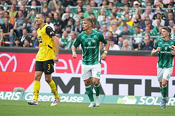 Keke Topp im Werder-Trikot beim Bundesligaspiel gegen Borussia Dortmund