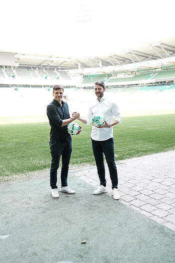 Clemens Fritz und Peter Niemeyer mit gemeinsamem Handshake vor dem Platz im Weserstadion
