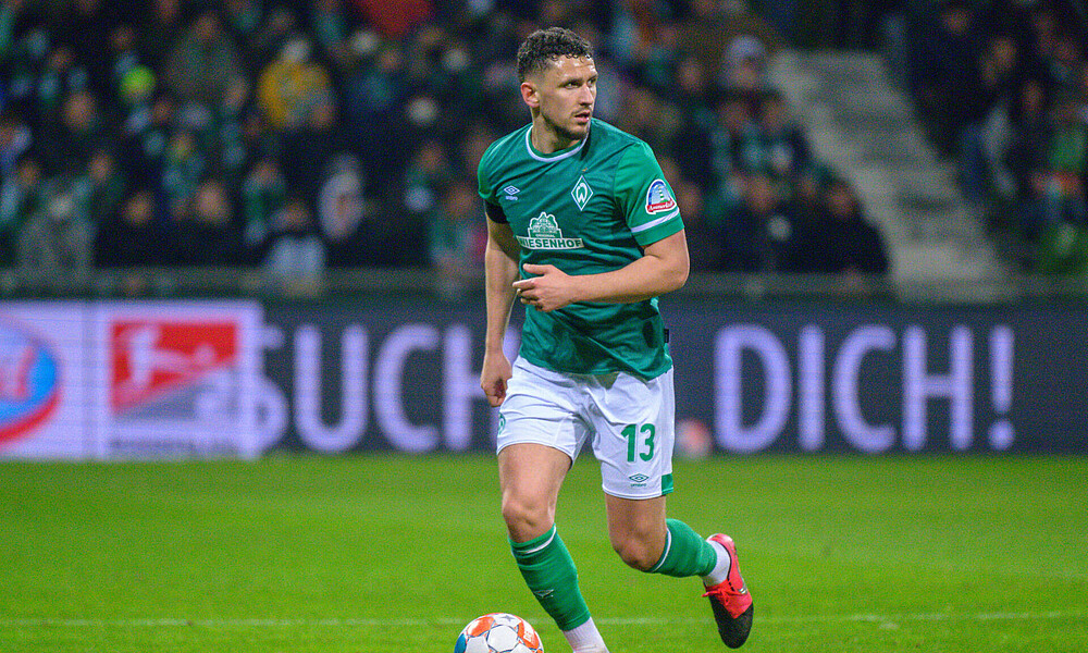 Milos Veljkovic ist am Ball und schaut über das Spielfeld.