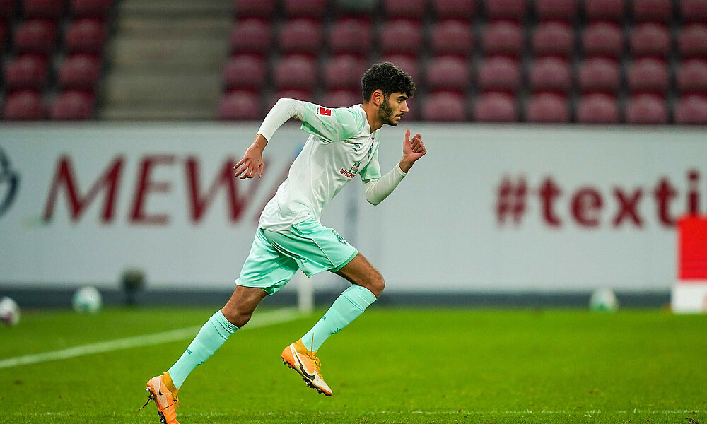 Eren Dinkci rennt auf den Platz.