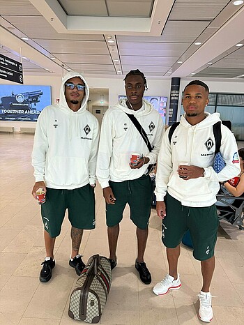 Die Spieler am Flughafen. 