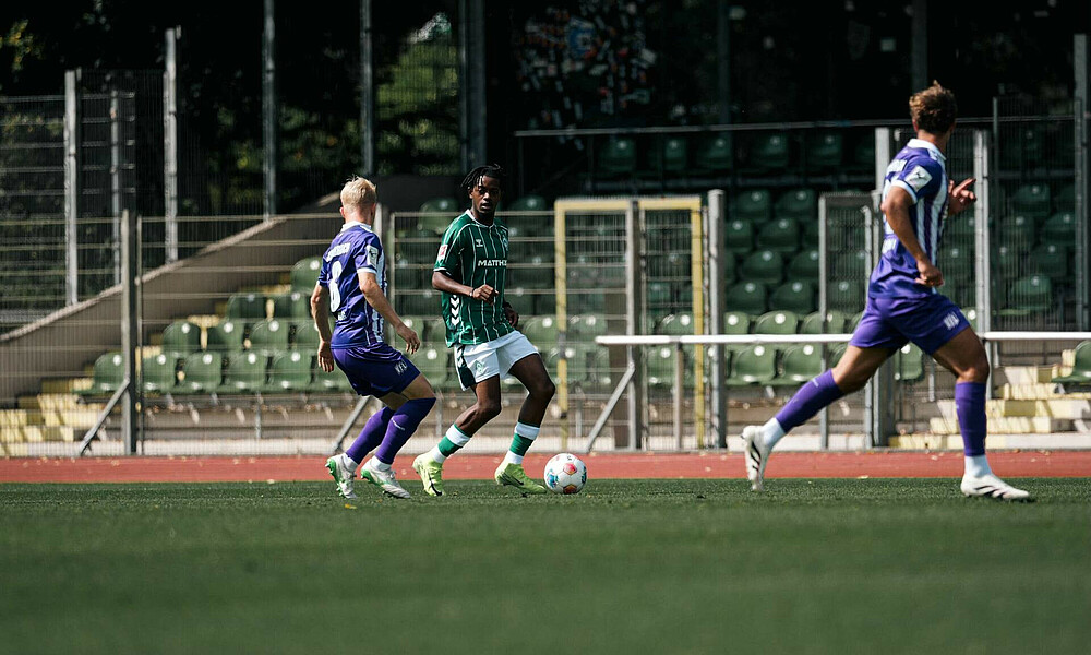 Mbangula mit Ball am Fuß.