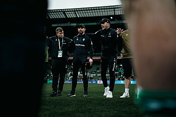 null Ole Werner spricht im Kreis zur Mannschaft.