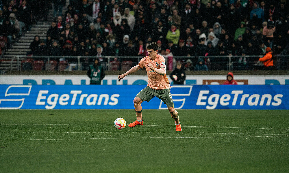 null Jens Stage am Ball im Spiel gegen den VfB Stuttgart.
