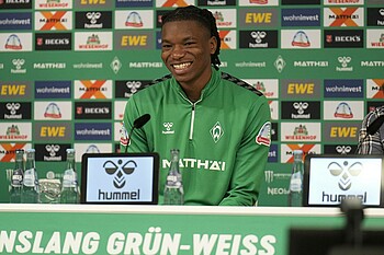 null Skelly Alvero lacht in der Mixed Zone.