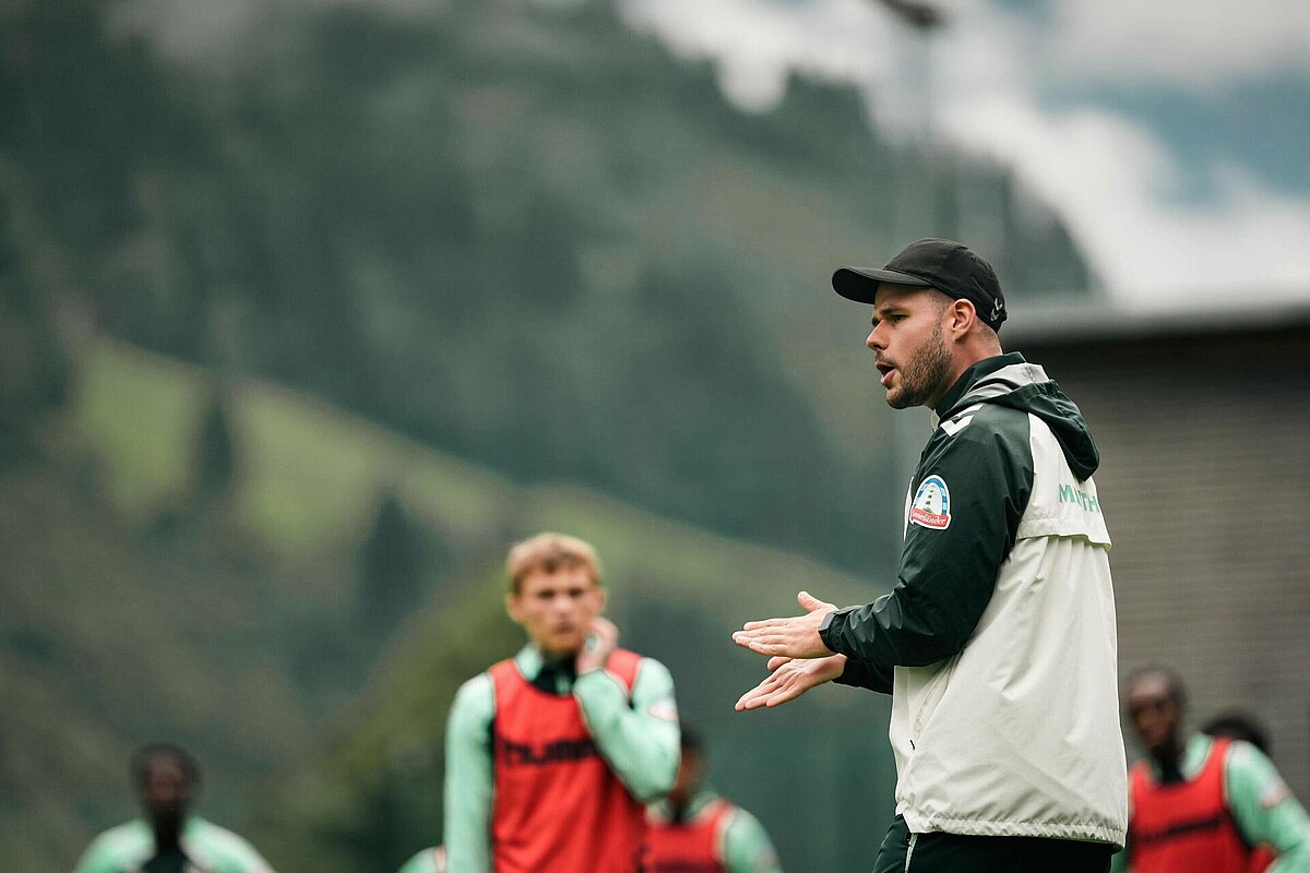 Raphael Duarte beim Coaching auf dem Platz. 