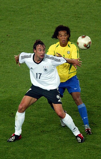 null Marco Bode im Zweikampf mit Ronaldinho.