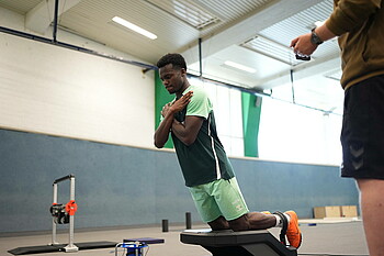 U23-Spieler bei der Leistungsdiagnostik in der Turnhalle