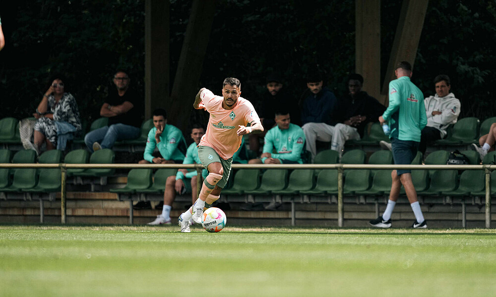 Leonardo Bittencourt mit Ball am Fuß. 