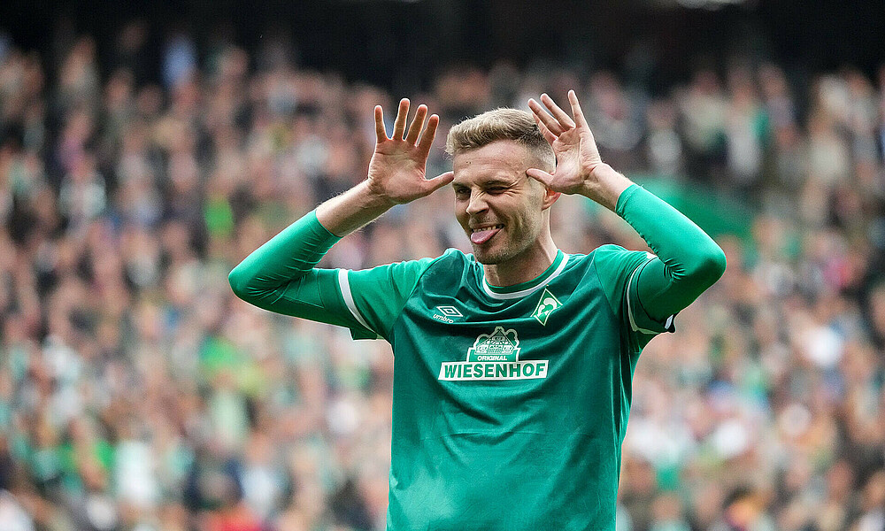 Werder-Spieler Marvin DUcksch bei seinem typischen Torjubel.