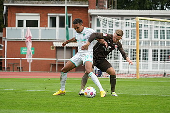 null Johannes Eggestein im Zweikampf mit Felix Agu.