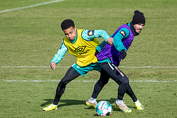 null Felix Agu und Leonardo Bittencourt im Zweikampf beim Training des SV Werder Bremen.