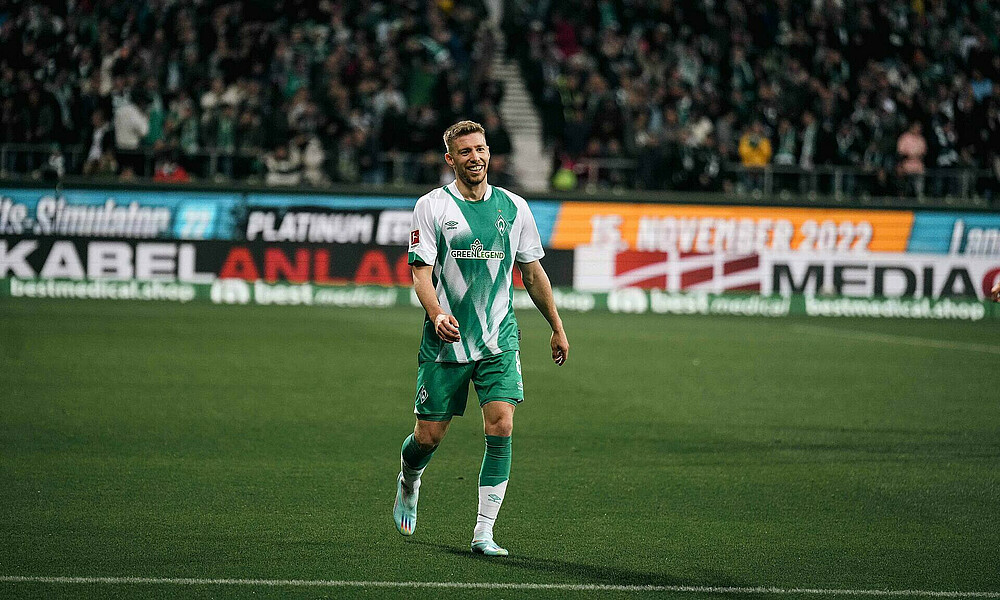 Mitchell Weiser lächelt während eines Spiels in die Kamera.