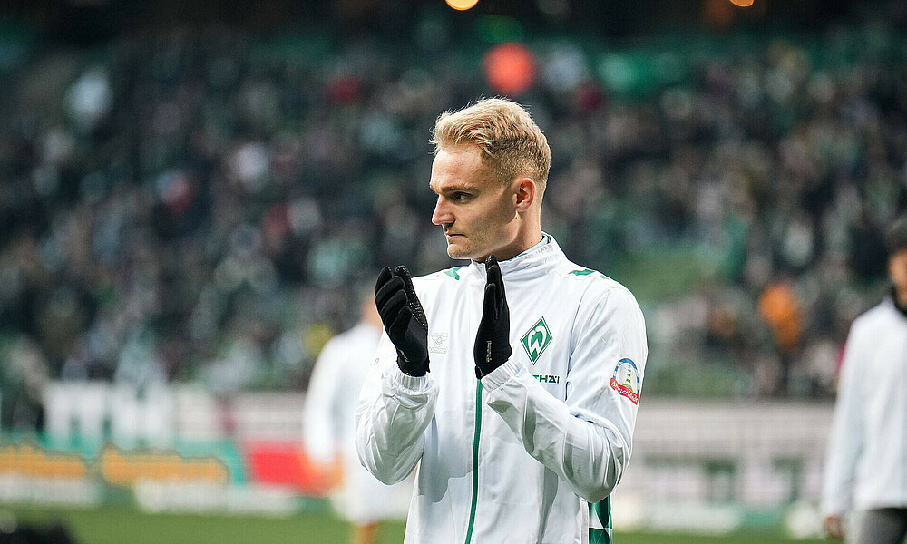 null Amos Pieper klatscht in die Hände.