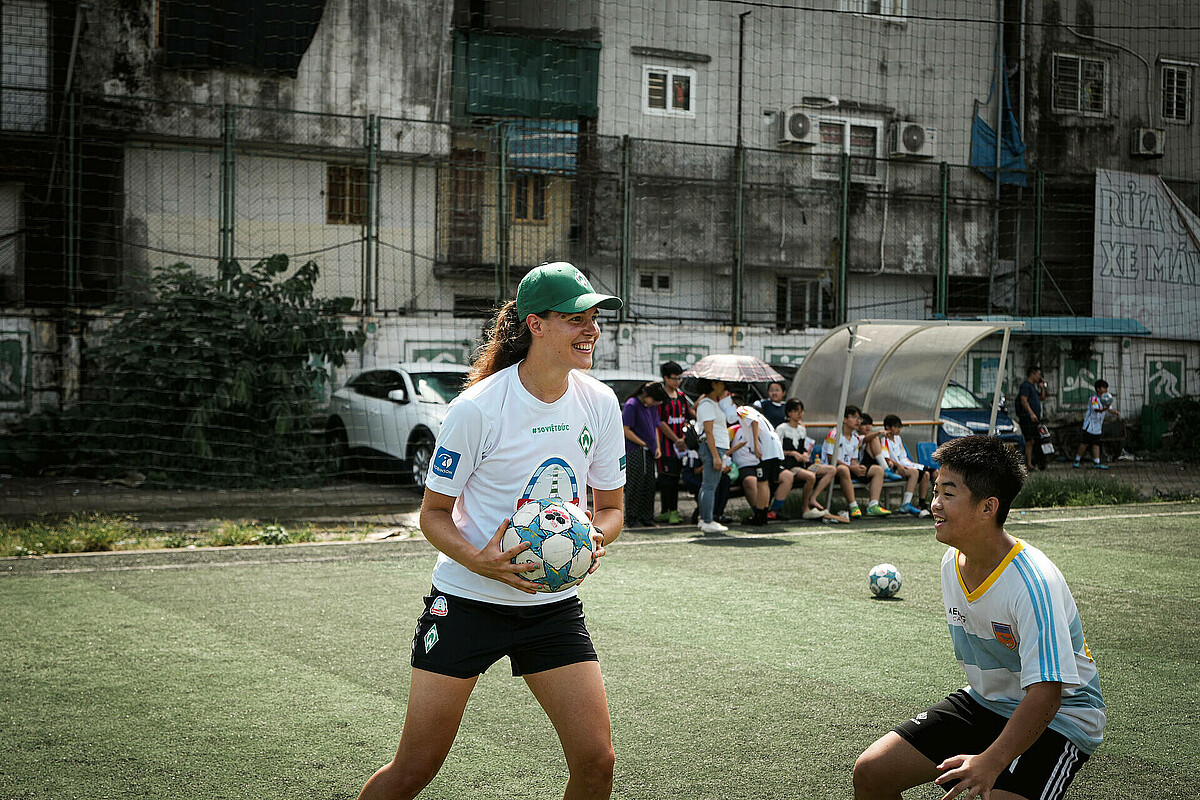 Nemeth mit einem Ball in der Hand. 