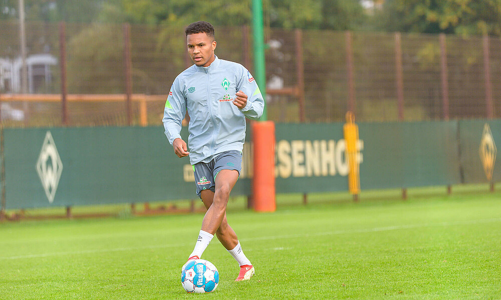 null Felix Agu auf dem Trainingsgelände des SVW