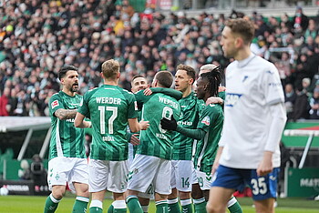 null Die Werder-Spieler bejubeln ein Tor.