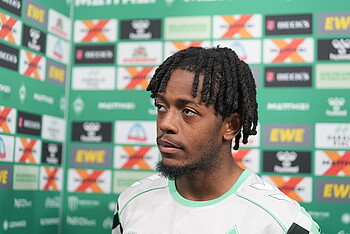 null Samuel Mbangula in der Mixed Zone am Mikro.
