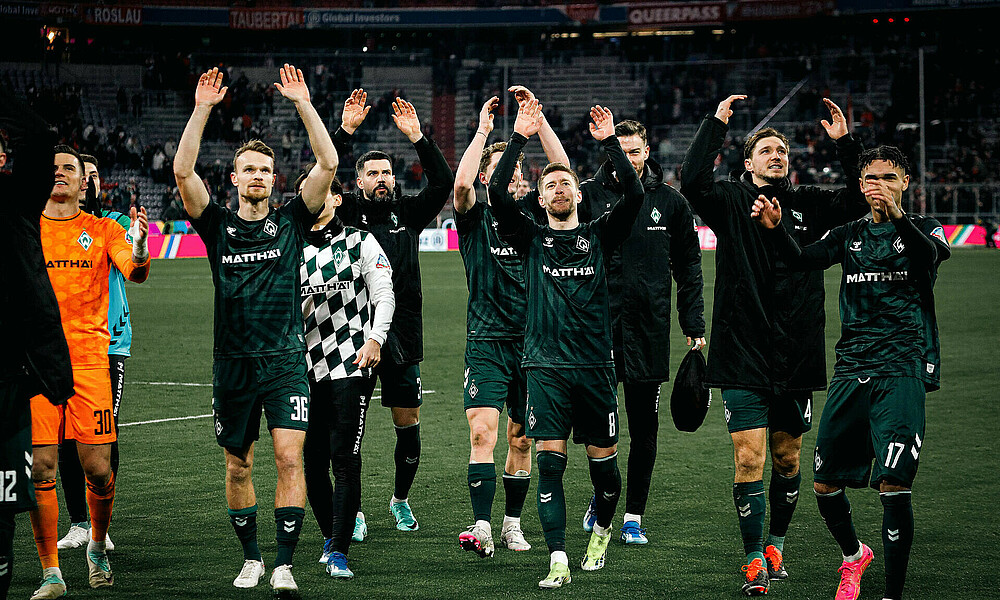 null Mitchell Weiser feiert mit seinen Mitspielern.