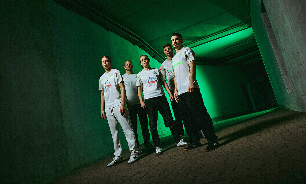 null Mehrere Spielerinnen und Spieler im neuen Trikot Away.