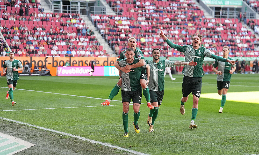 Die Mannschaft auf dem Weg zum Jubeln in der Kurve.