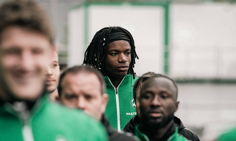 Skelly Alvero auf dem Weg zum Trainingsplatz.