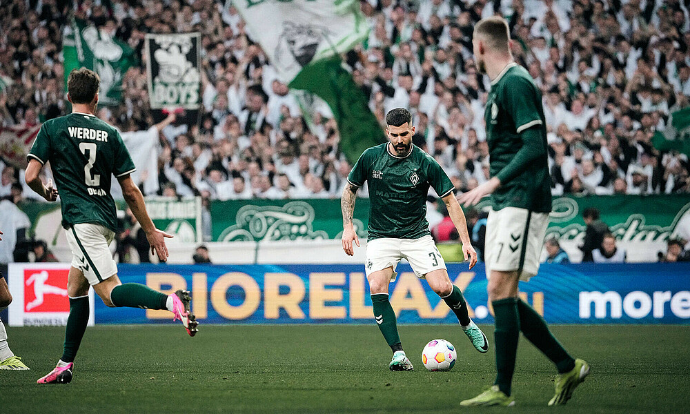 Anthony Jung mit Ball am Fuß. 