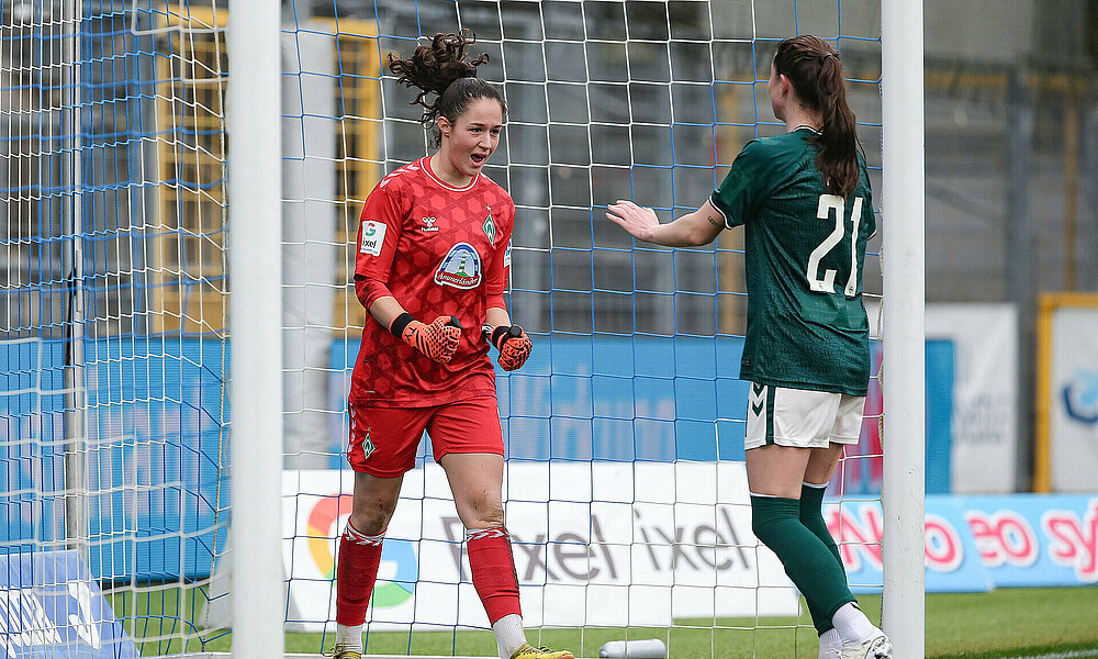 null Livia Peng jubelt nach einem parierten Elfmeter.