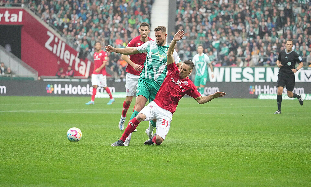 null Niclas Füllkrug im Zweikampf