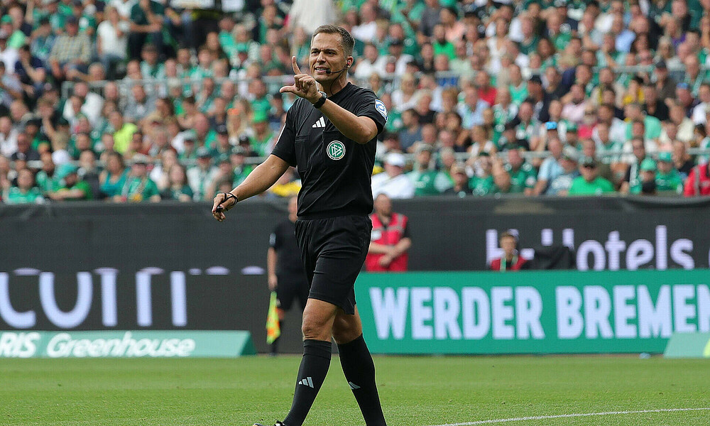 Robert Hartmann pfeift einen Eckball im Weserstadion.