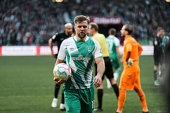 null Niclas Füllkrug mit Ball in der Hand.