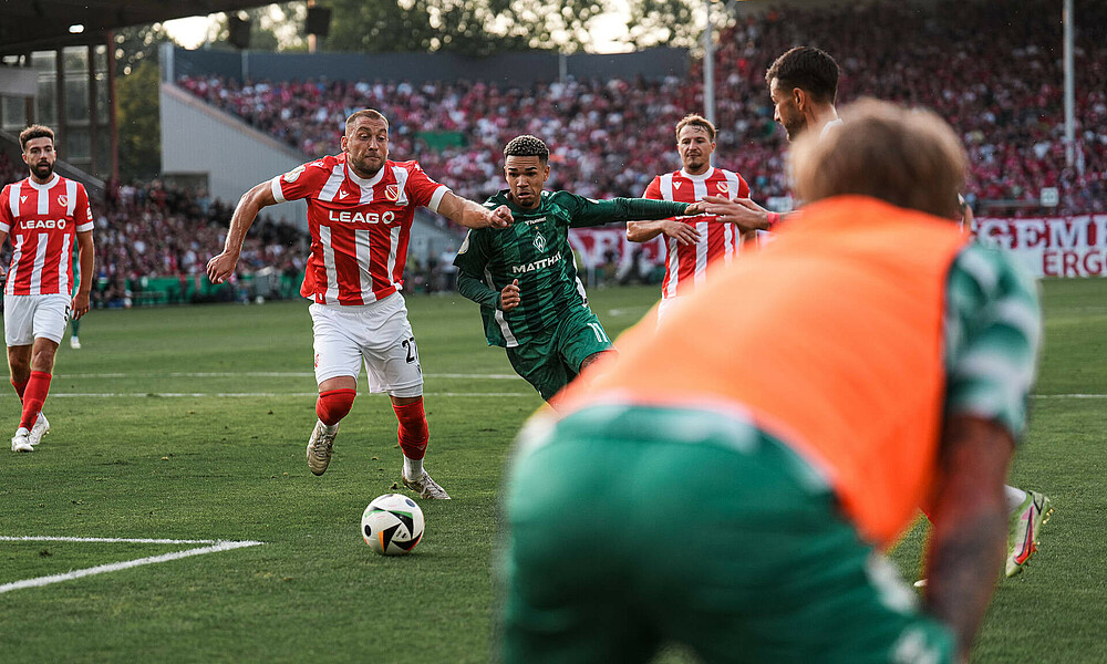 Justin Njinmah im Zweikampf mit einem Cottbuser.