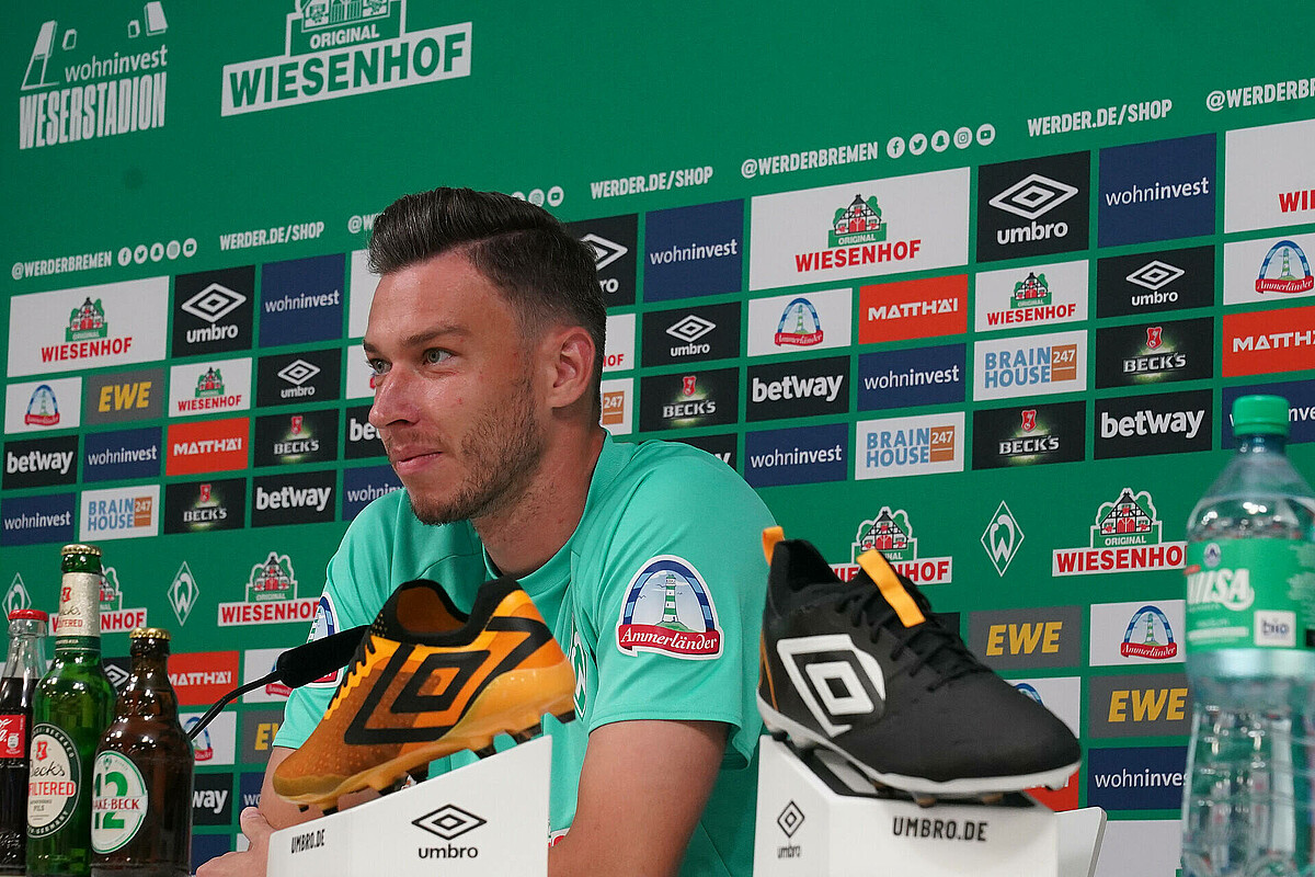 null Jiri Pavlenka in der Mixed Zone.