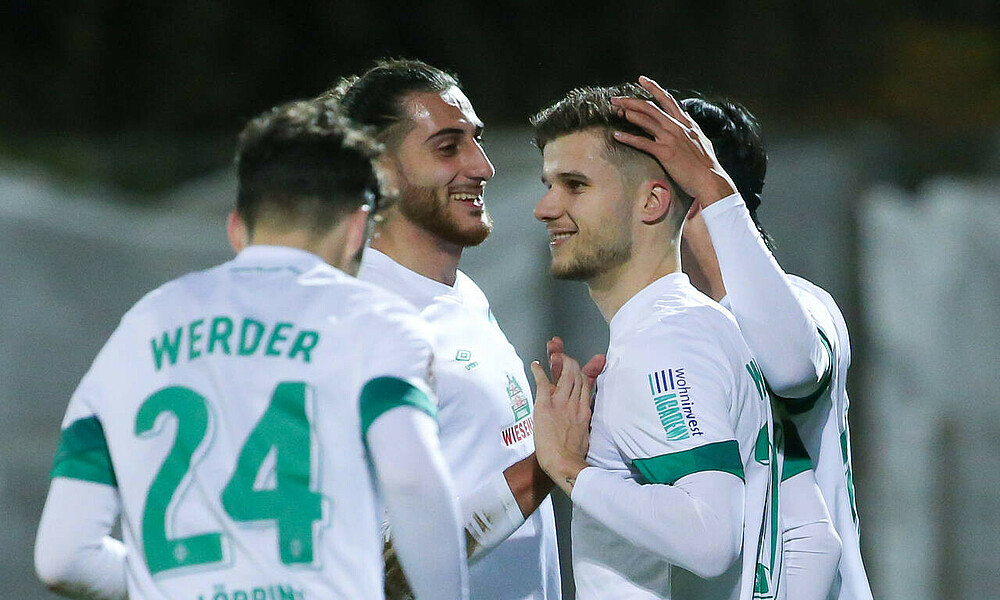 U23-Spieler freuen sich über einen Treffer