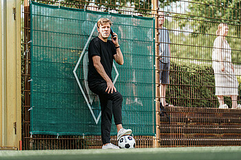 null Clemens Fritz telefoniert am Rande des Trainingsplatz.