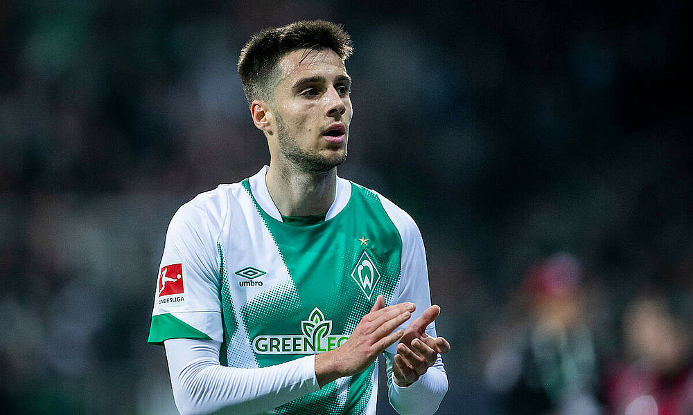 null Ilia Gruev klatscht in seine Hände.