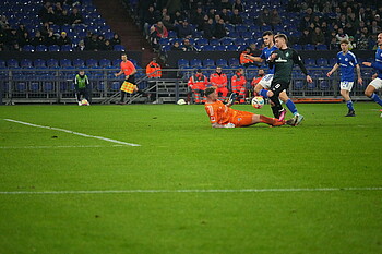 Mitchell Weiser scheitert mit einem Torschuss am Schalker Torhüter.