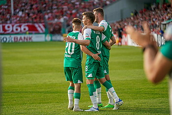 null Weiser nach dem Tor mit Romano Schmid und Marvin Ducksch.