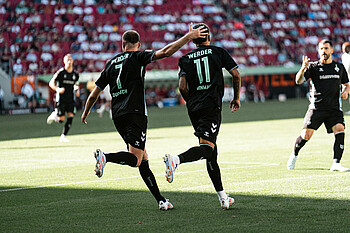 Marvin Ducksch jubelt mit Justin Njinmah. 