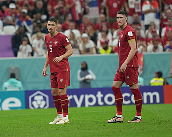 null Veljkovic mit Teamkollegen Vlahovic.