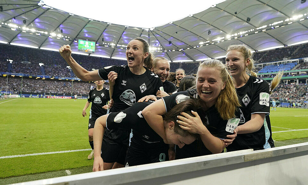 Jubelnde Werderfrauen im Volksparkstadion