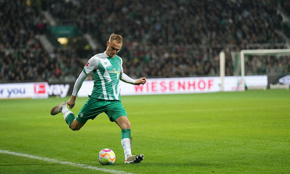 null Amos Pieper bei einer Flanke