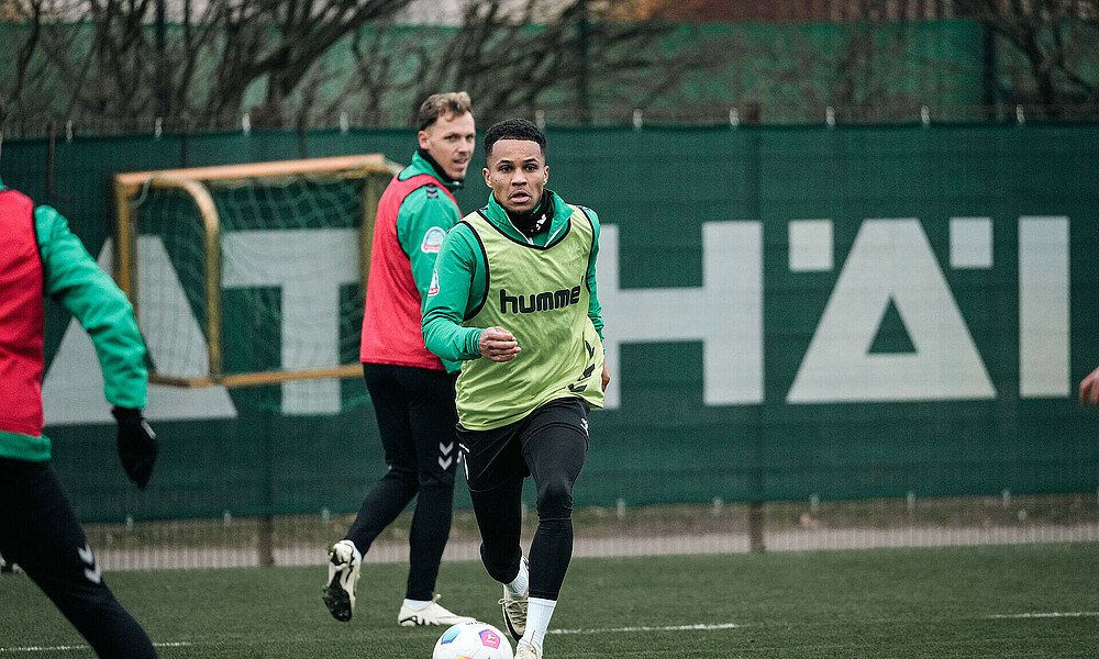 Felix Agu mit Ball am Fuß auf dem Trainingsplatz. 