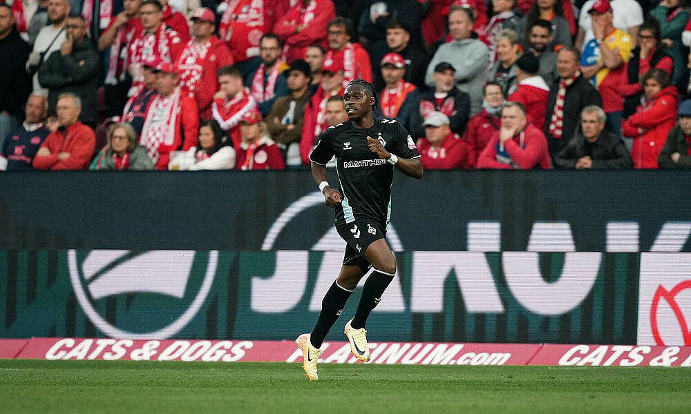 Derrick Köhn läuft.