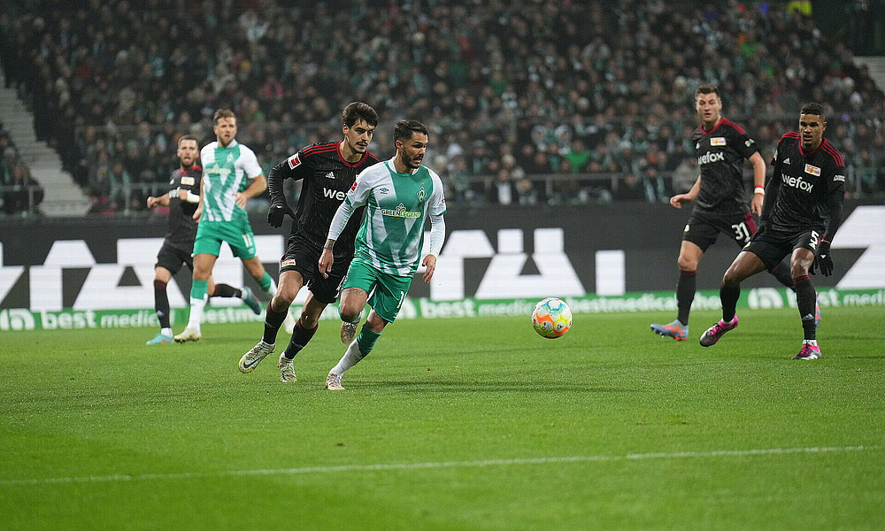 null Leonardo Bittencourt behauptet den Ball.